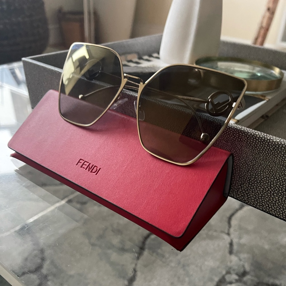 F is Fendi Sunglasses - Picture 5 of 7